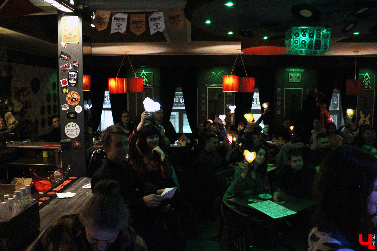 2 февраля во Владимире прошло выступление Дениса Михайлова – лидера и солиста группы «Обе-Рек». К нам в город он приехал уже в третий раз, и снова с акустической программой. Концерт прошел в творческой лаборатории «Другой Бар»