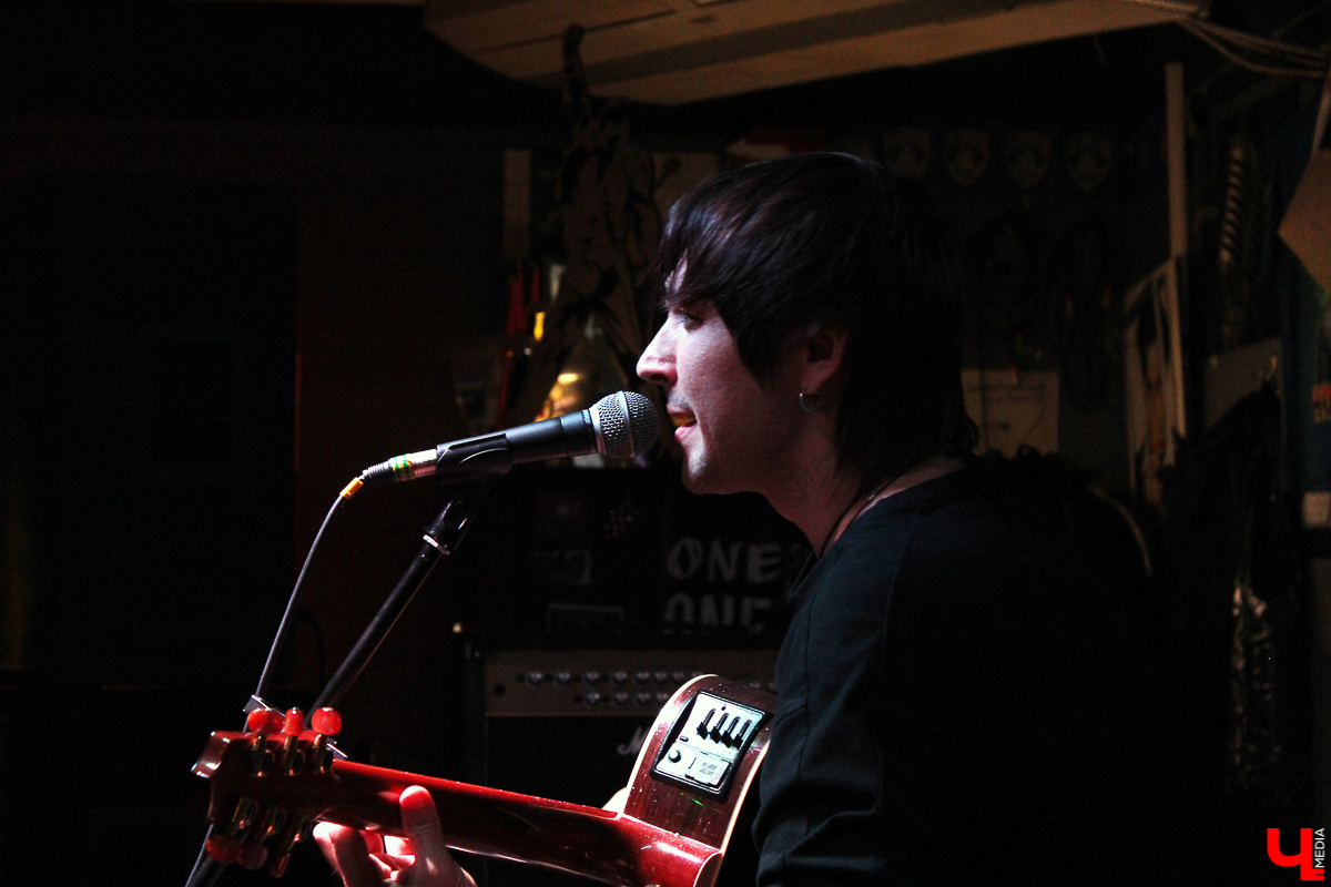 2 февраля во Владимире прошло выступление Дениса Михайлова – лидера и солиста группы «Обе-Рек». К нам в город он приехал уже в третий раз, и снова с акустической программой. Концерт прошел в творческой лаборатории «Другой Бар»