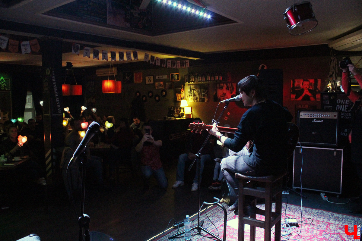 2 февраля во Владимире прошло выступление Дениса Михайлова – лидера и солиста группы «Обе-Рек». К нам в город он приехал уже в третий раз, и снова с акустической программой. Концерт прошел в творческой лаборатории «Другой Бар»