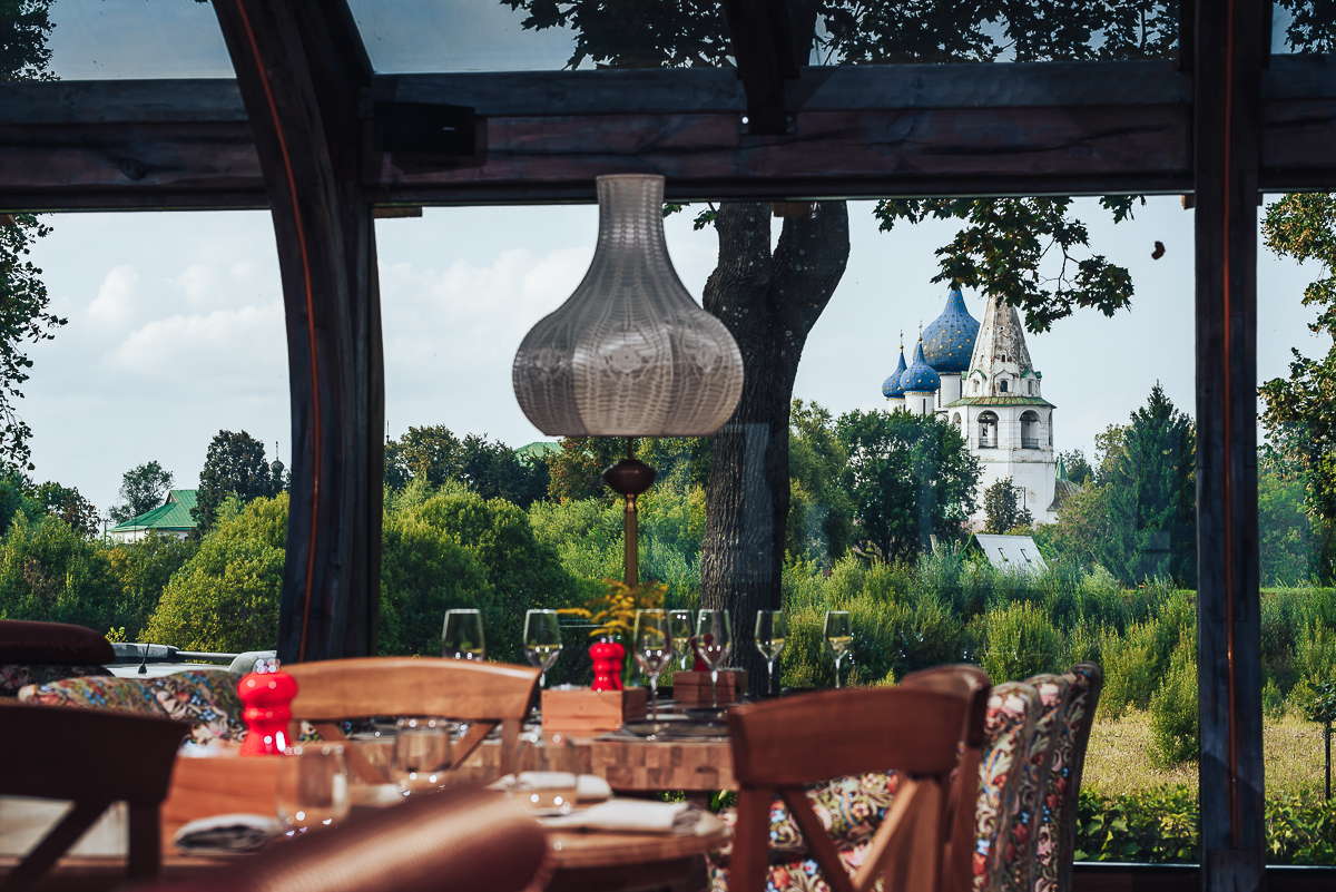 14 февраля в ресторане «Лепота» в Суздале состоится необычное мероприятие — «15 дней до весны, гастрономический гала-ужин в четыре руки». Звездный гость — Константин Ивлев