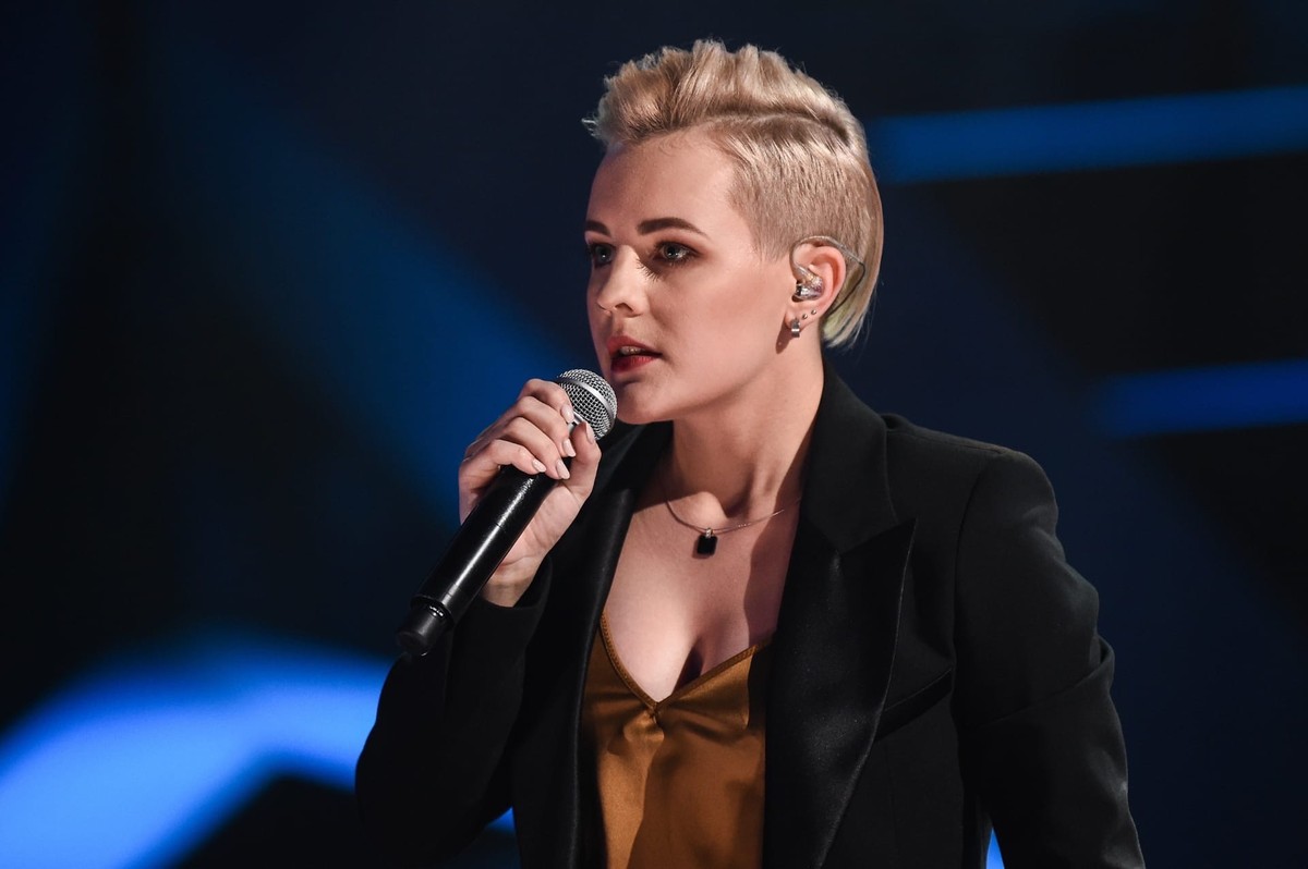 Ирина Коновалова стала участницей первого в истории музыкального состязания, в котором были задействованы все 85 регионов России. Певица не вышла в финал, но достойно представила Владимирскую область в проекте «Новая Звезда». Нам девушка рассказала о закулисье шоу, а также о своей жизни после него