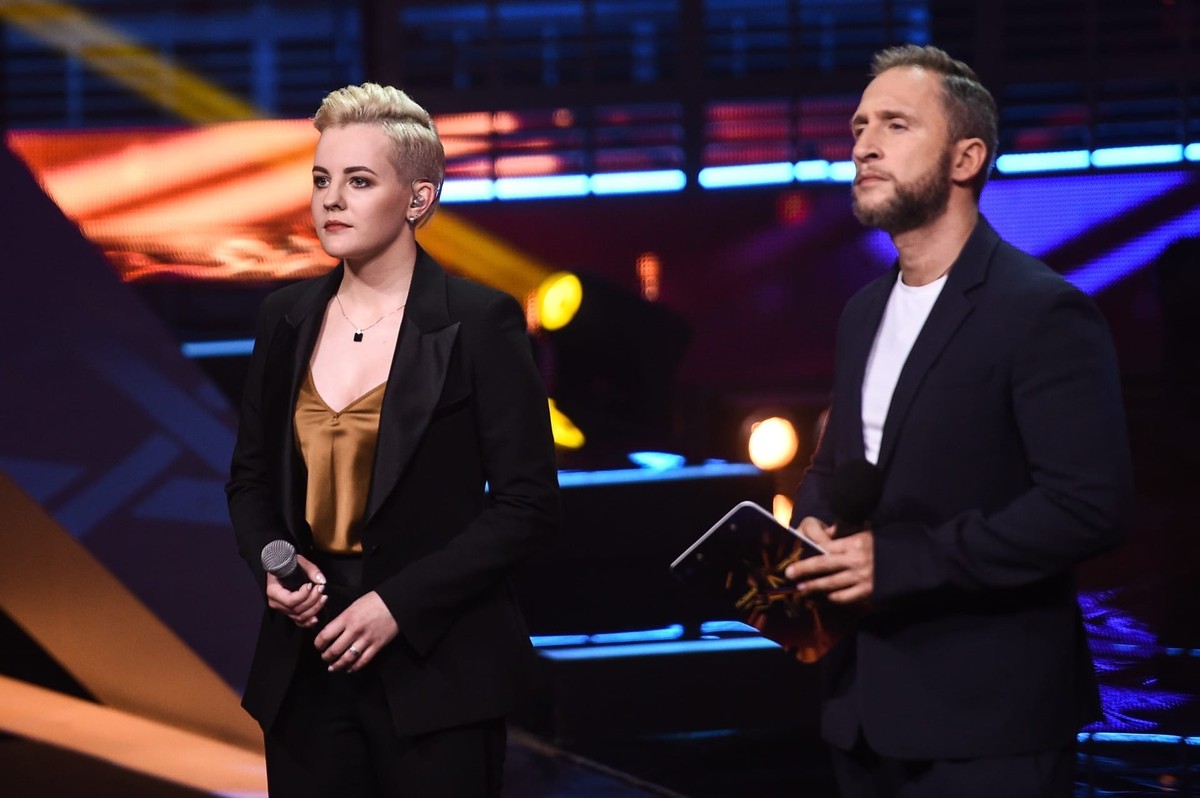 Ирина Коновалова стала участницей первого в истории музыкального состязания, в котором были задействованы все 85 регионов России. Певица не вышла в финал, но достойно представила Владимирскую область в проекте «Новая Звезда». Нам девушка рассказала о закулисье шоу, а также о своей жизни после него