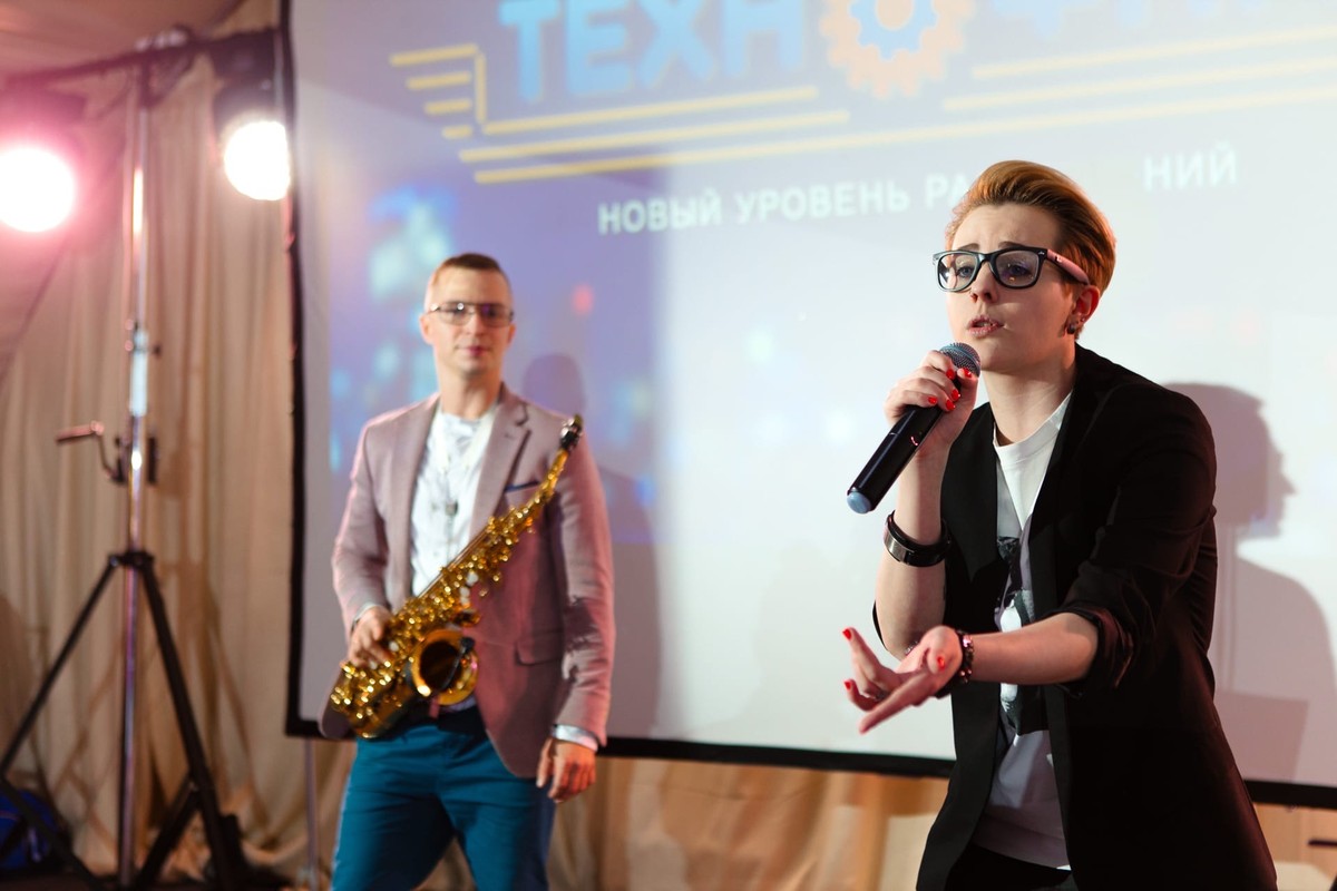 Ирина Коновалова стала участницей первого в истории музыкального состязания, в котором были задействованы все 85 регионов России. Певица не вышла в финал, но достойно представила Владимирскую область в проекте «Новая Звезда». Нам девушка рассказала о закулисье шоу, а также о своей жизни после него