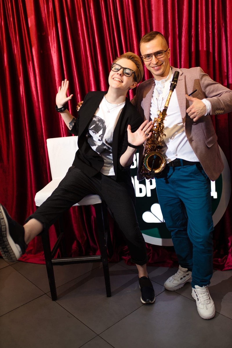 Ирина Коновалова стала участницей первого в истории музыкального состязания, в котором были задействованы все 85 регионов России. Певица не вышла в финал, но достойно представила Владимирскую область в проекте «Новая Звезда». Нам девушка рассказала о закулисье шоу, а также о своей жизни после него