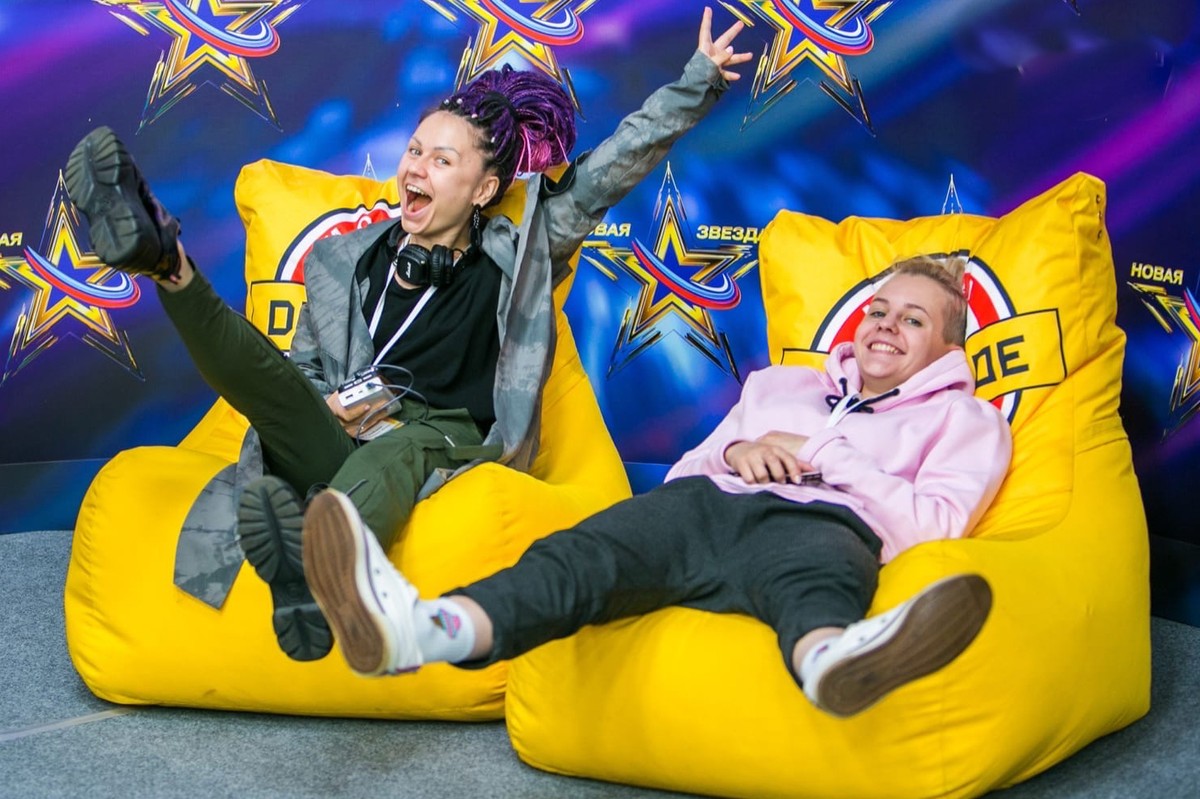 Ирина Коновалова стала участницей первого в истории музыкального состязания, в котором были задействованы все 85 регионов России. Певица не вышла в финал, но достойно представила Владимирскую область в проекте «Новая Звезда». Нам девушка рассказала о закулисье шоу, а также о своей жизни после него