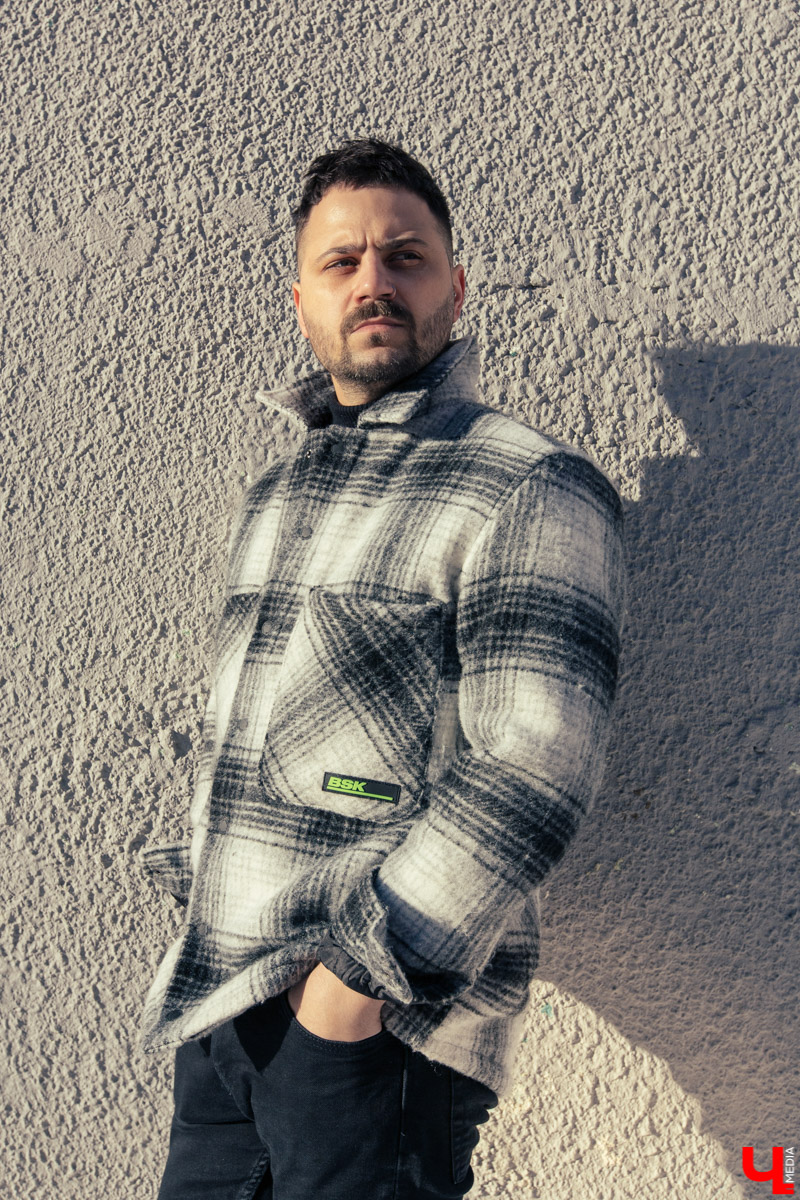 «Считаю, что любая одежда должна придавать уверенности в себе», — заявляет владимирский барбер Артур Урсаки. Молодой человек выбирает универсальные, комфортные вещи, которые выглядят стильно и сочетаются между собой