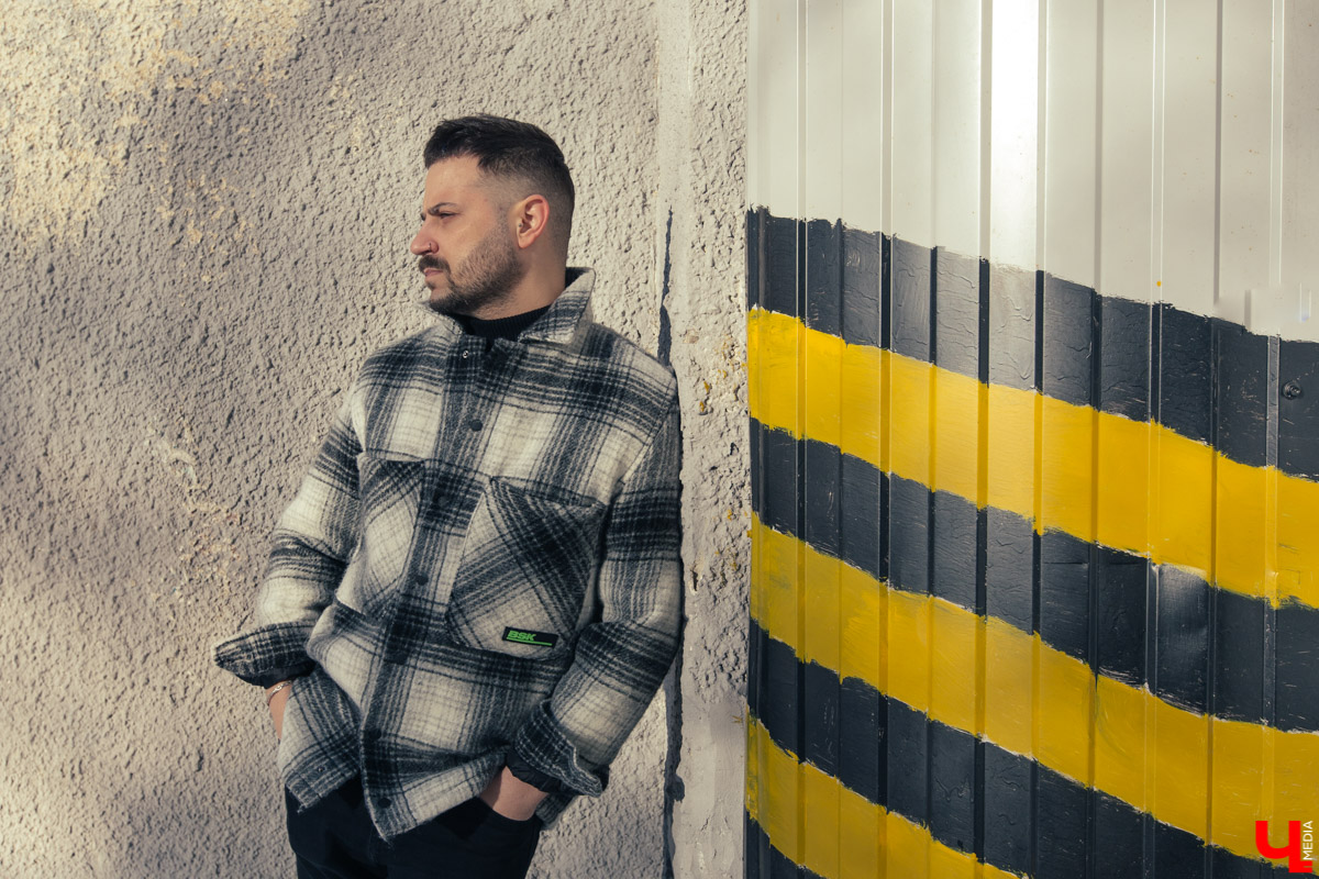 «Считаю, что любая одежда должна придавать уверенности в себе», — заявляет владимирский барбер Артур Урсаки. Молодой человек выбирает универсальные, комфортные вещи, которые выглядят стильно и сочетаются между собой