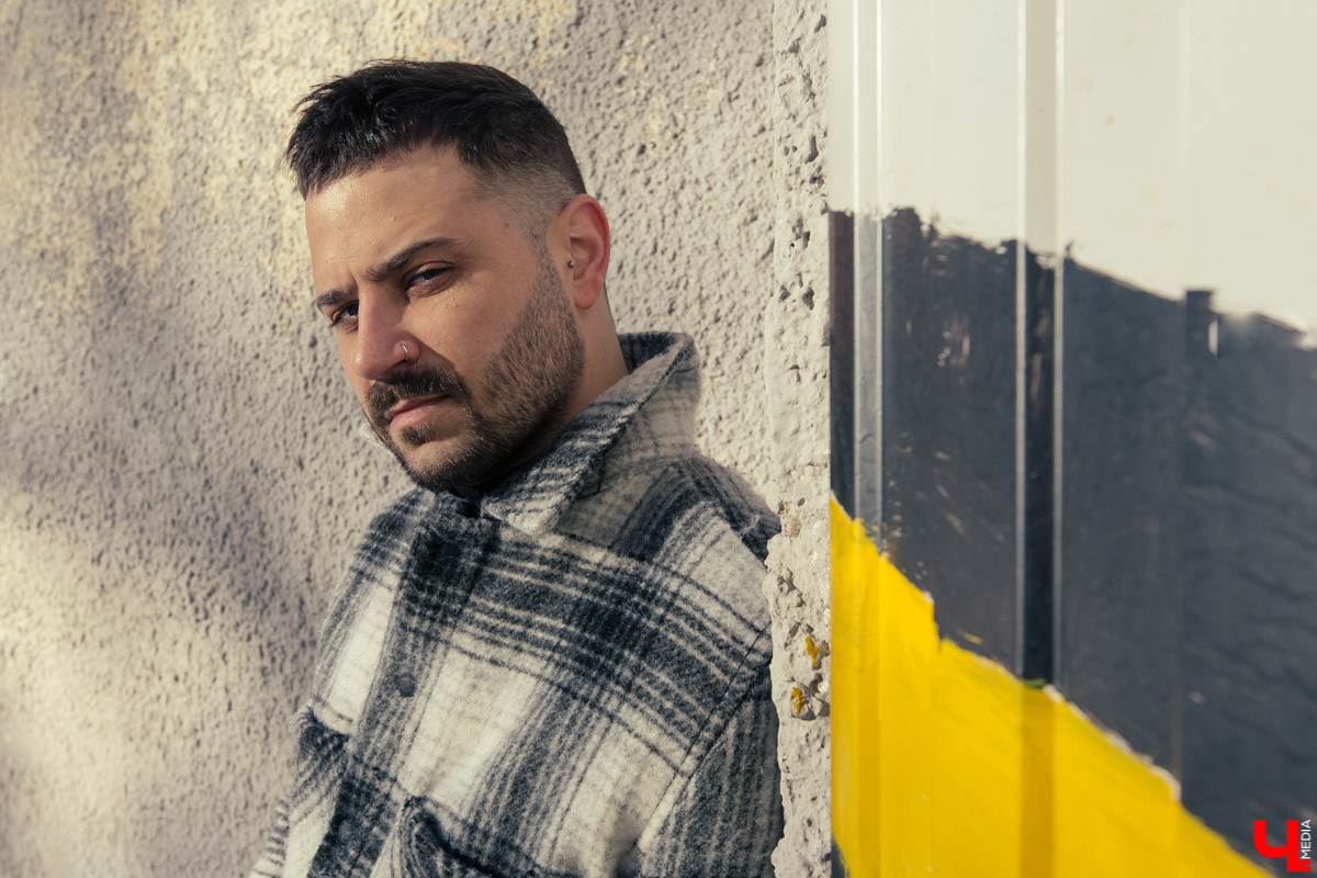 «Считаю, что любая одежда должна придавать уверенности в себе», — заявляет владимирский барбер Артур Урсаки. Молодой человек выбирает универсальные, комфортные вещи, которые выглядят стильно и сочетаются между собой