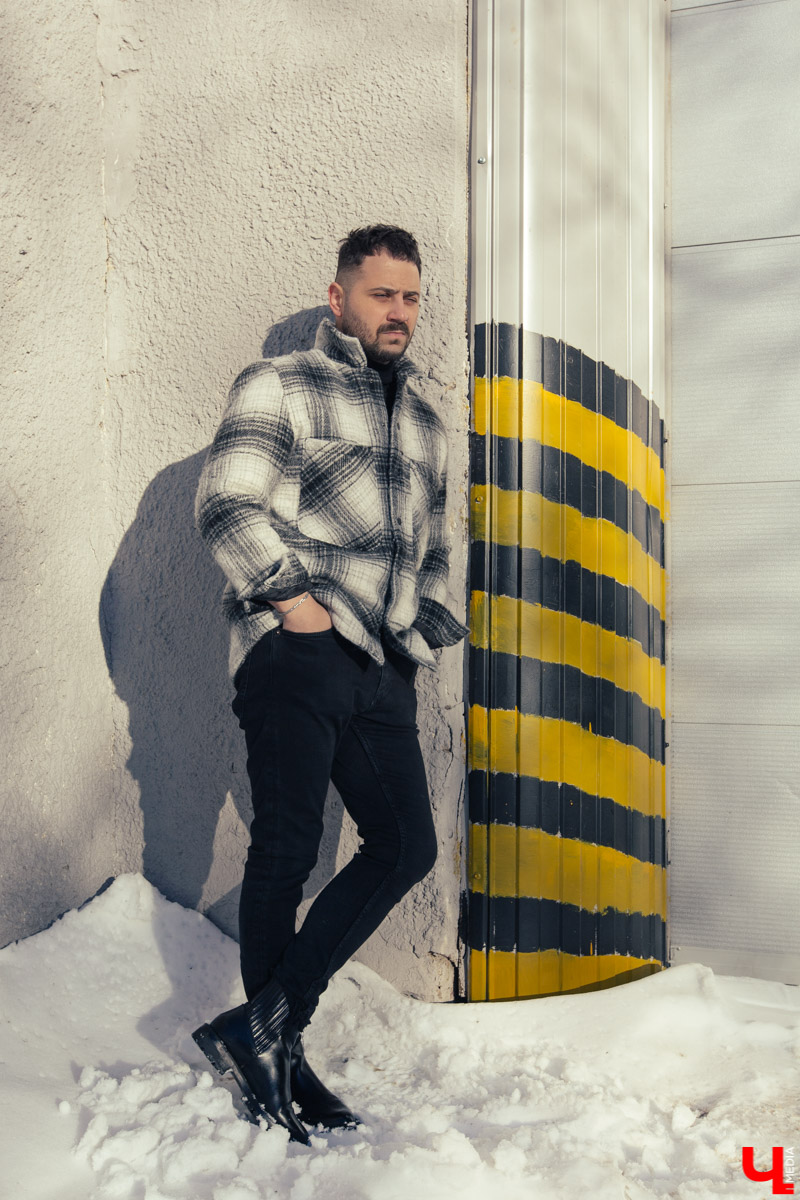 «Считаю, что любая одежда должна придавать уверенности в себе», — заявляет владимирский барбер Артур Урсаки. Молодой человек выбирает универсальные, комфортные вещи, которые выглядят стильно и сочетаются между собой