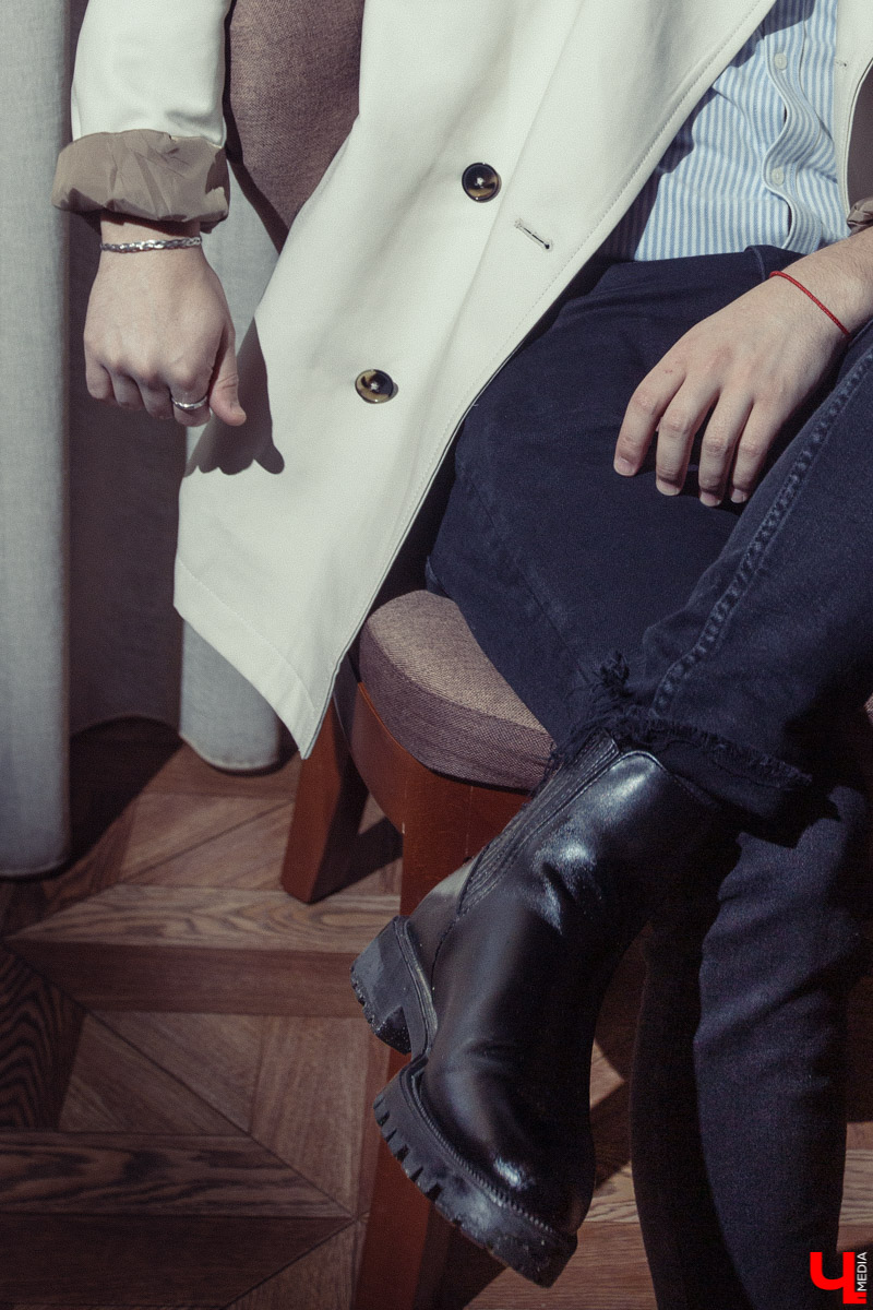 «Считаю, что любая одежда должна придавать уверенности в себе», — заявляет владимирский барбер Артур Урсаки. Молодой человек выбирает универсальные, комфортные вещи, которые выглядят стильно и сочетаются между собой