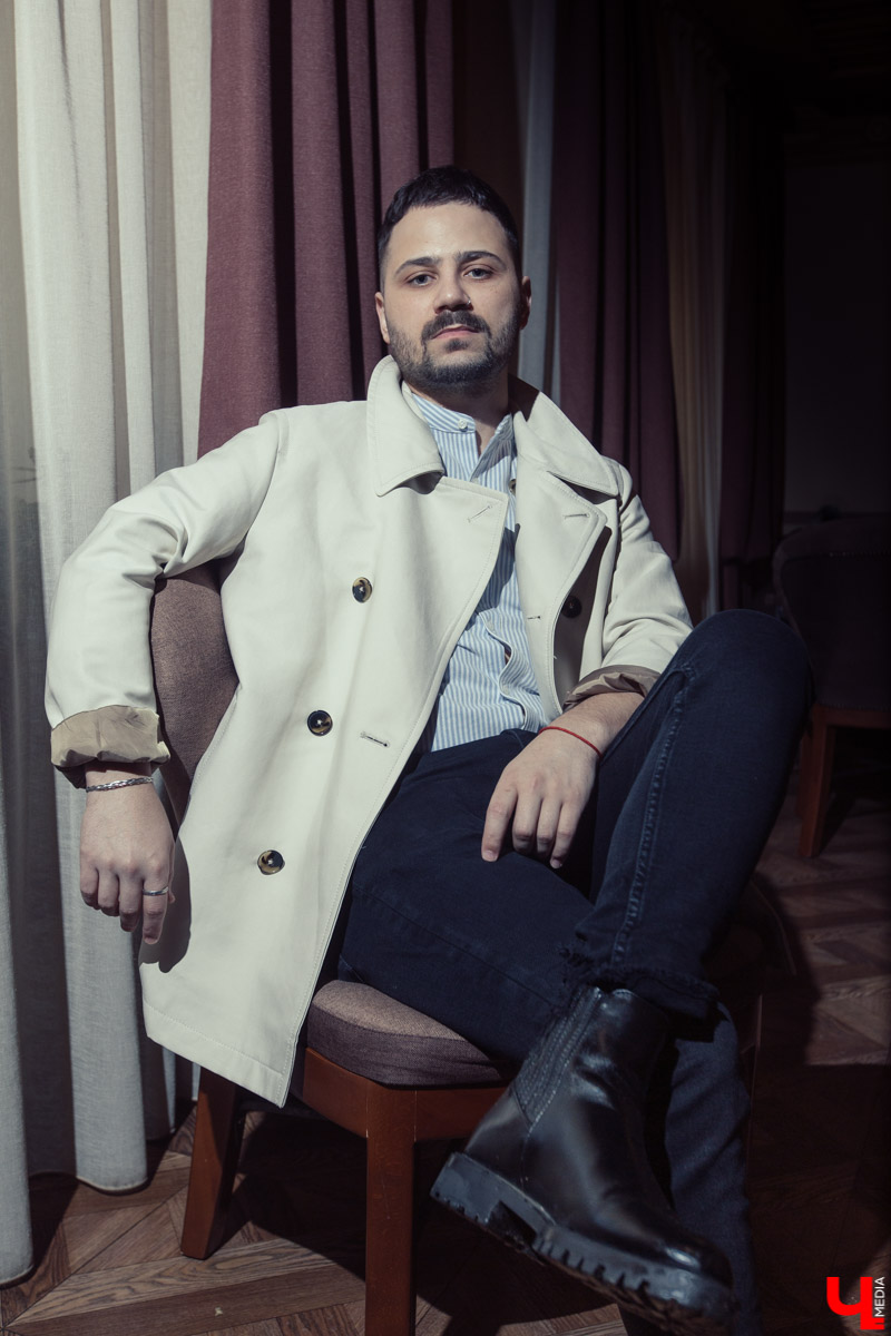 «Считаю, что любая одежда должна придавать уверенности в себе», — заявляет владимирский барбер Артур Урсаки. Молодой человек выбирает универсальные, комфортные вещи, которые выглядят стильно и сочетаются между собой