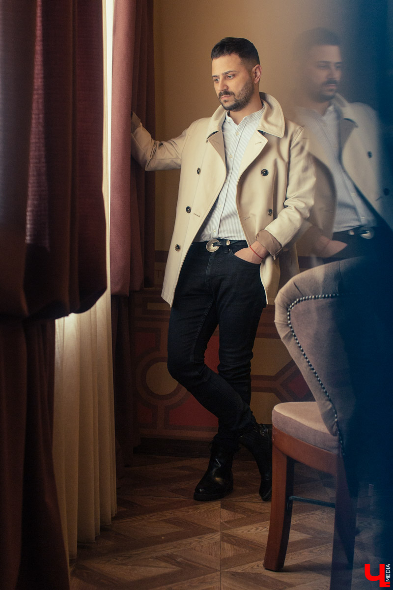 «Считаю, что любая одежда должна придавать уверенности в себе», — заявляет владимирский барбер Артур Урсаки. Молодой человек выбирает универсальные, комфортные вещи, которые выглядят стильно и сочетаются между собой