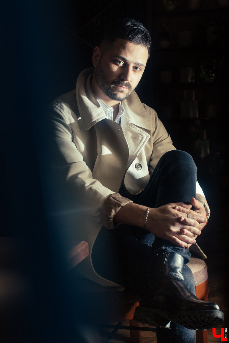 «Считаю, что любая одежда должна придавать уверенности в себе», — заявляет владимирский барбер Артур Урсаки. Молодой человек выбирает универсальные, комфортные вещи, которые выглядят стильно и сочетаются между собой