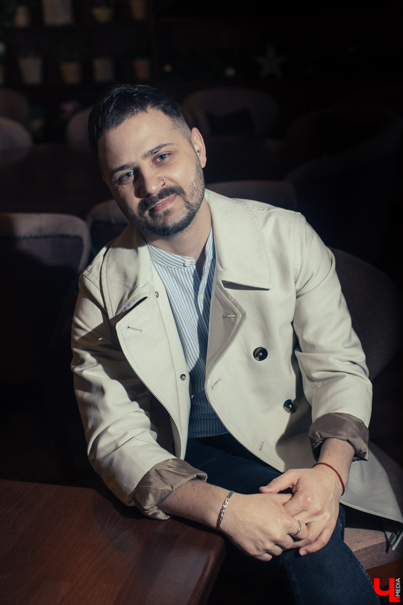 «Считаю, что любая одежда должна придавать уверенности в себе», — заявляет владимирский барбер Артур Урсаки. Молодой человек выбирает универсальные, комфортные вещи, которые выглядят стильно и сочетаются между собой