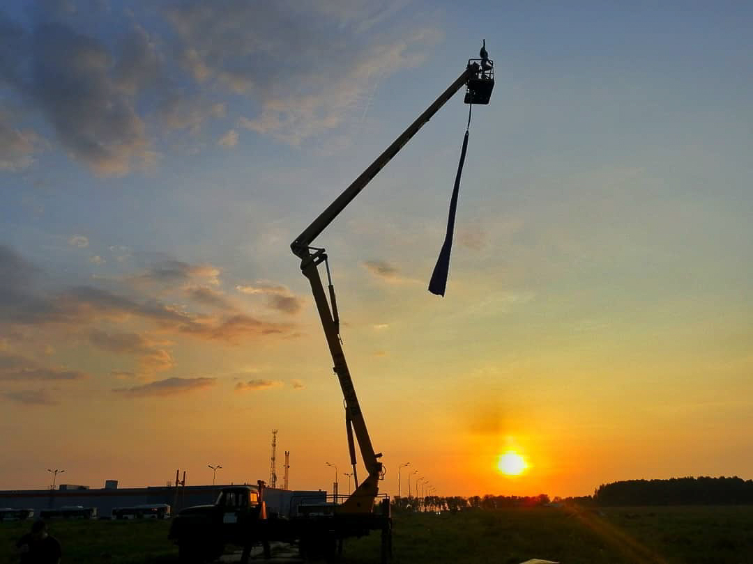 Настало время познакомить вас со второй номинанткой на звание «Девушка февраля» — Анастасией Лебедевой. Ее любовь к высоте дошла до того, что гимнастка исполнила номер на полотнах, закрепленных на стреле башенного крана
