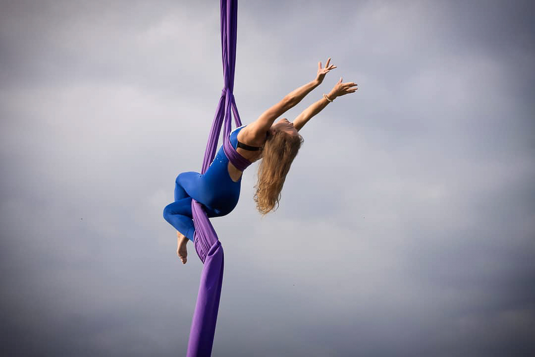 Настало время познакомить вас со второй номинанткой на звание «Девушка февраля» — Анастасией Лебедевой. Ее любовь к высоте дошла до того, что гимнастка исполнила номер на полотнах, закрепленных на стреле башенного крана