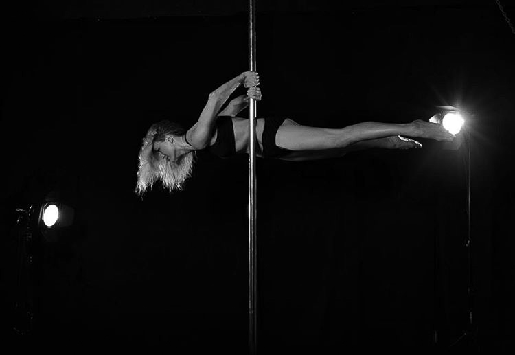 Настало время познакомить вас со второй номинанткой на звание «Девушка февраля» — Анастасией Лебедевой. Ее любовь к высоте дошла до того, что гимнастка исполнила номер на полотнах, закрепленных на стреле башенного крана