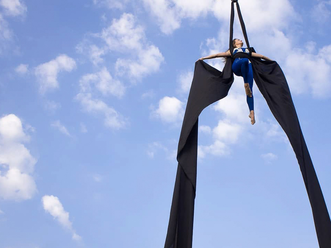 Настало время познакомить вас со второй номинанткой на звание «Девушка февраля» — Анастасией Лебедевой. Ее любовь к высоте дошла до того, что гимнастка исполнила номер на полотнах, закрепленных на стреле башенного крана