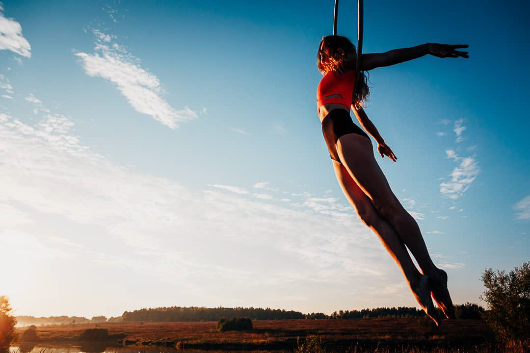 Настало время познакомить вас со второй номинанткой на звание «Девушка февраля» — Анастасией Лебедевой. Ее любовь к высоте дошла до того, что гимнастка исполнила номер на полотнах, закрепленных на стреле башенного крана