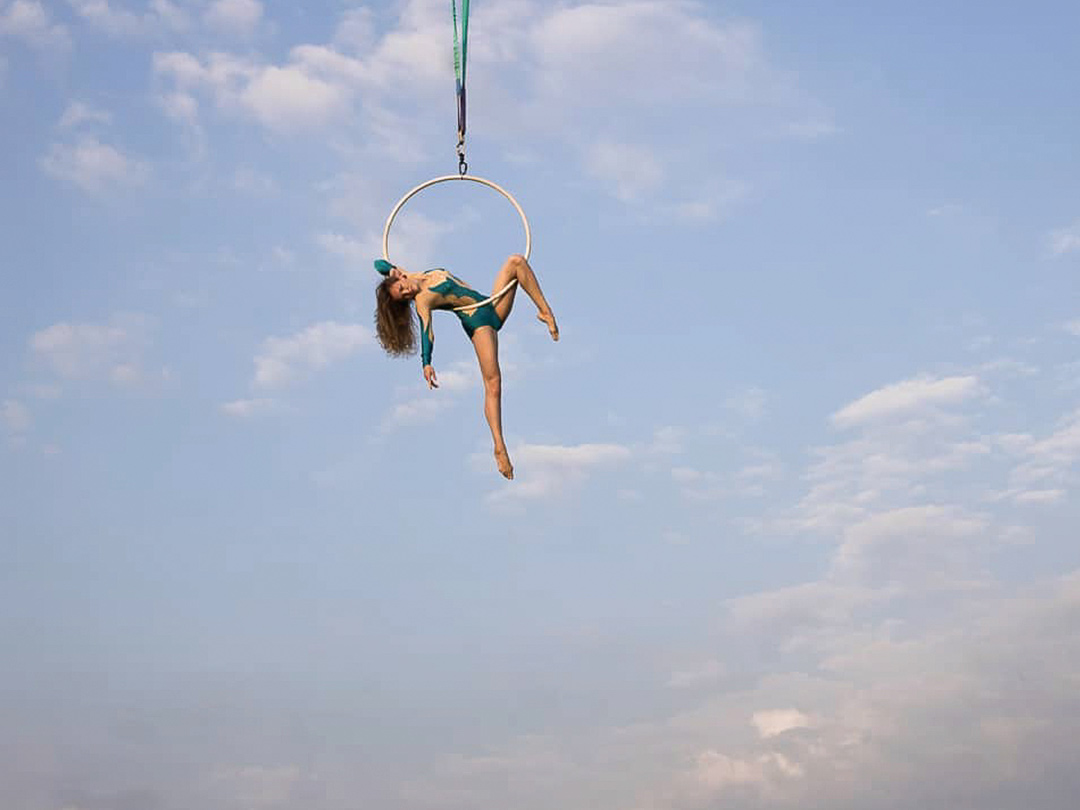 Настало время познакомить вас со второй номинанткой на звание «Девушка февраля» — Анастасией Лебедевой. Ее любовь к высоте дошла до того, что гимнастка исполнила номер на полотнах, закрепленных на стреле башенного крана