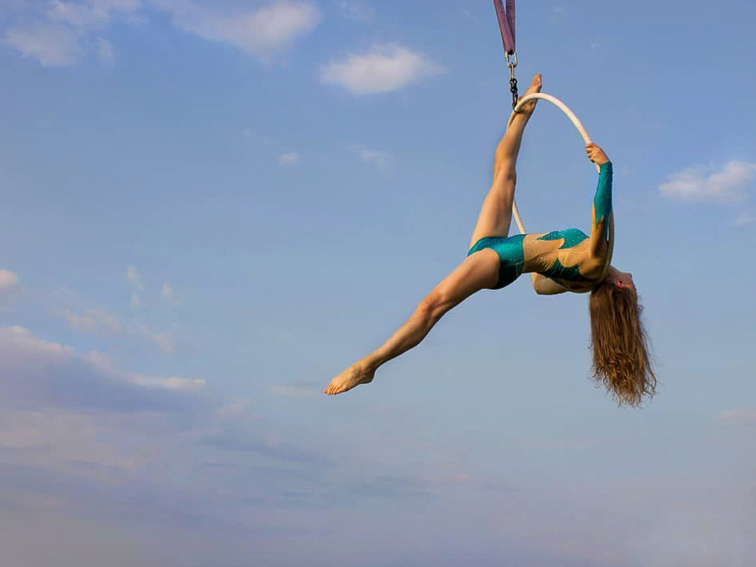 Настало время познакомить вас со второй номинанткой на звание «Девушка февраля» — Анастасией Лебедевой. Ее любовь к высоте дошла до того, что гимнастка исполнила номер на полотнах, закрепленных на стреле башенного крана