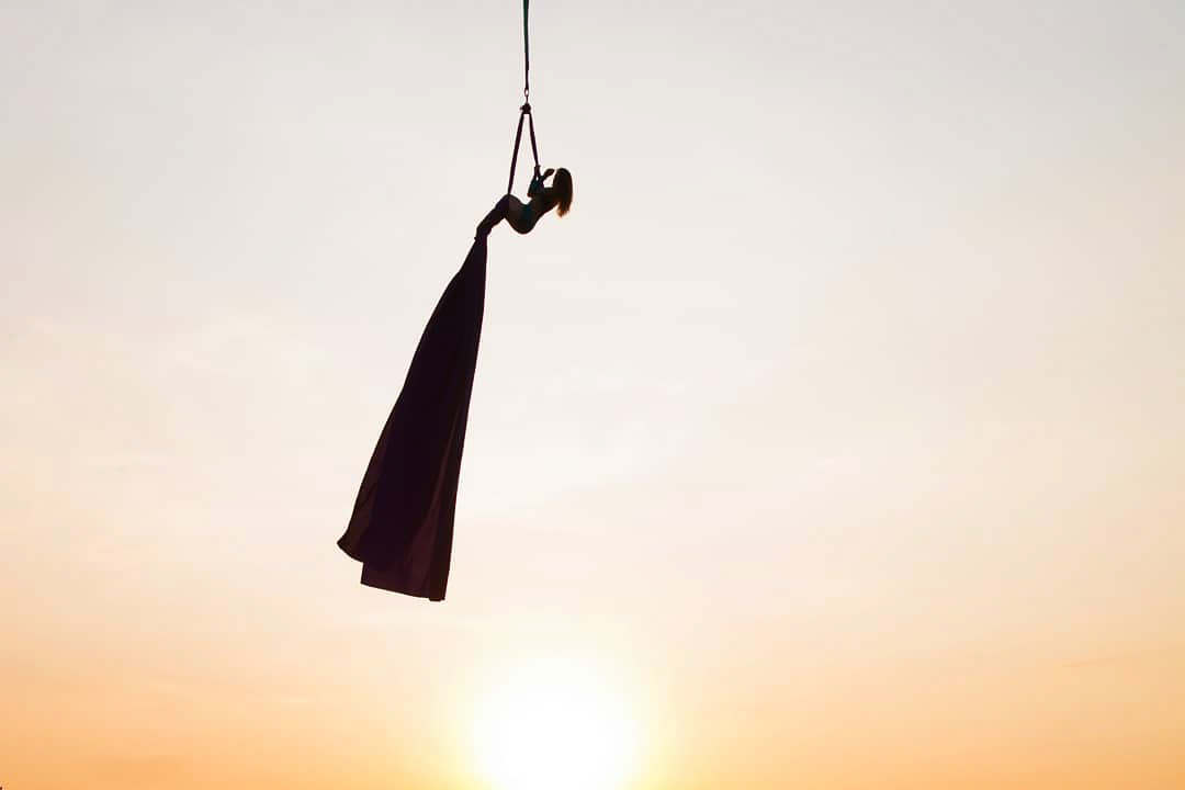 Настало время познакомить вас со второй номинанткой на звание «Девушка февраля» — Анастасией Лебедевой. Ее любовь к высоте дошла до того, что гимнастка исполнила номер на полотнах, закрепленных на стреле башенного крана