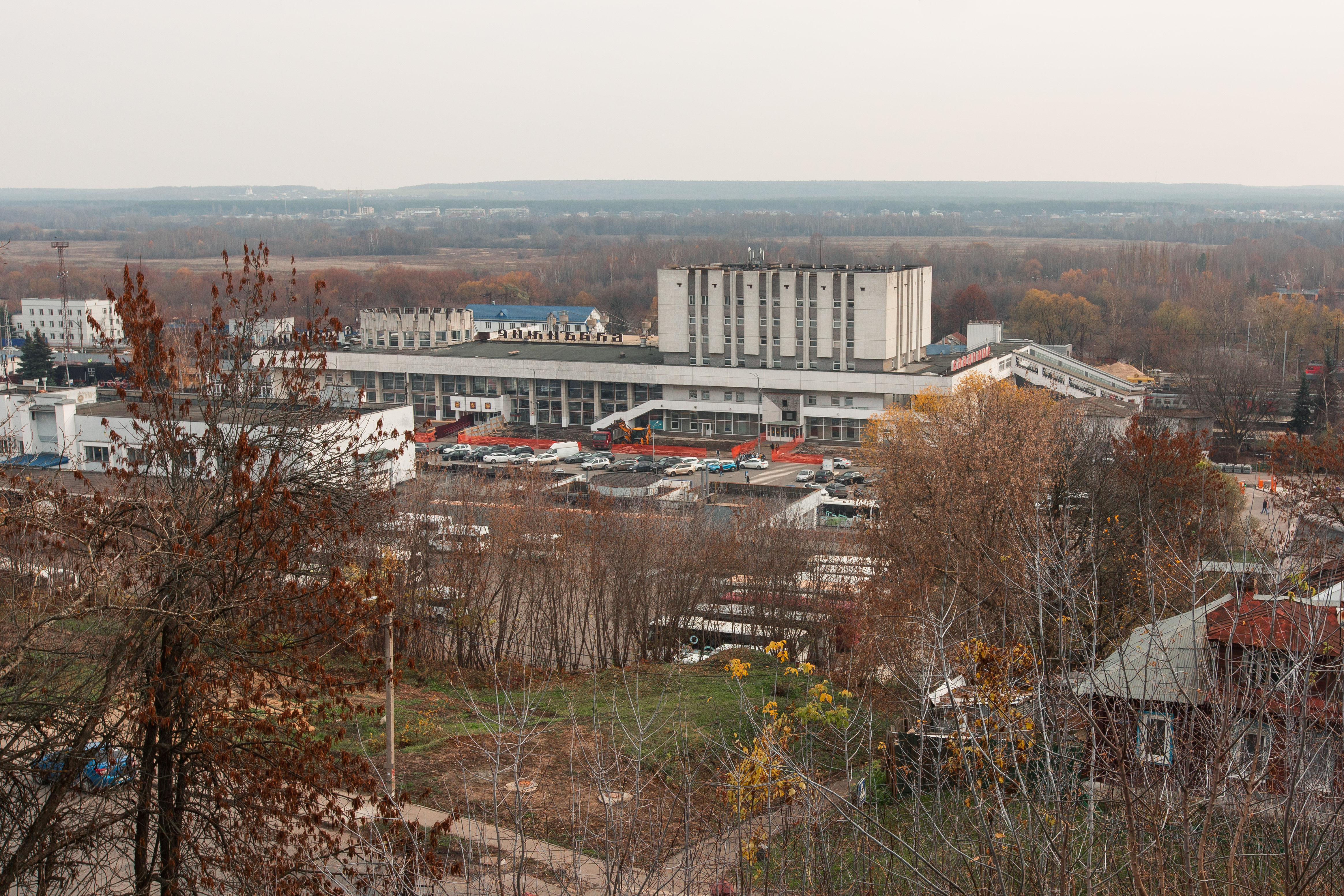 Владимирский ж/д вокзал может лишиться уникальной отделки. РЖД предлагает сменить белокаменный фасад на металлический. Проект обновления город не одобрил