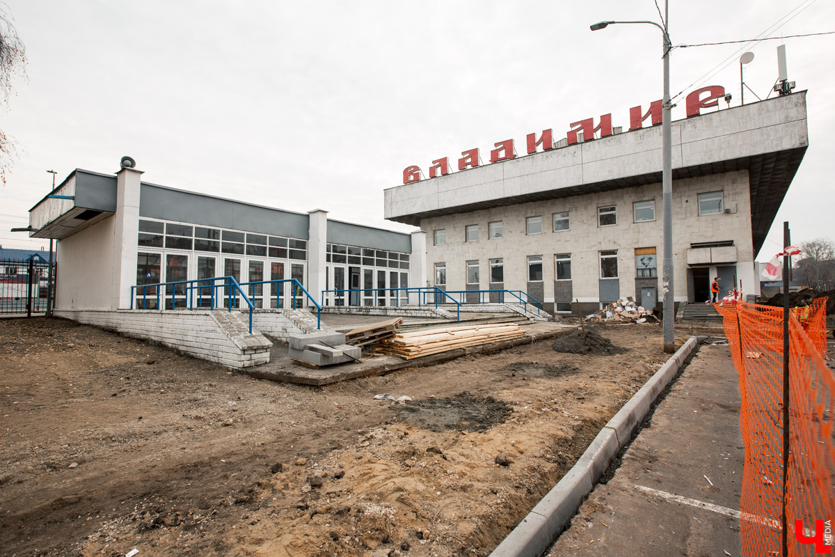 Владимирский ж/д вокзал может лишиться уникальной отделки. РЖД предлагает сменить белокаменный фасад на металлический. Проект обновления город не одобрил