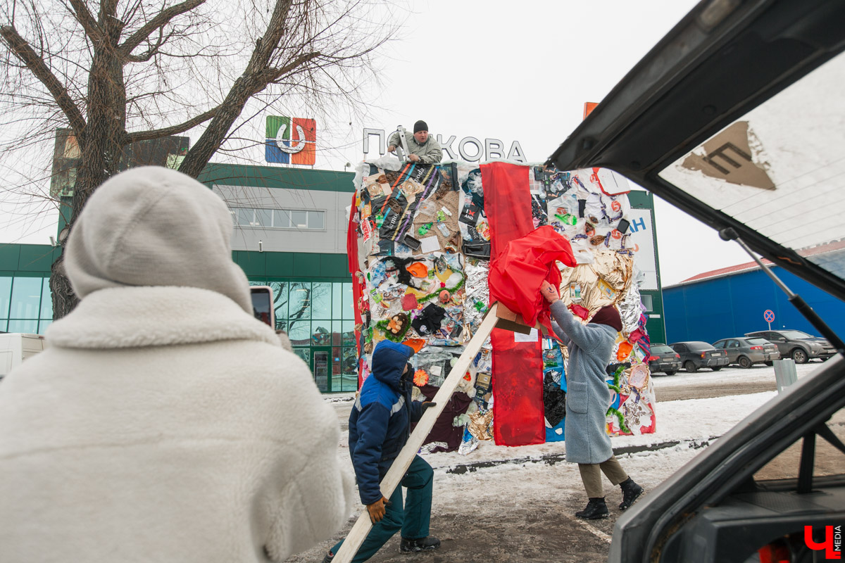 Эко-активисты не забывают о раздельном сборе мусора, даже когда владимирцы преподносят друг другу букеты и конфеты. Трэш-валентинка на Козловом валу и мусорный подарок тому пример