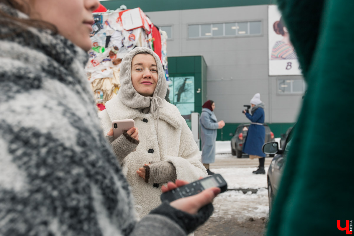 Эко-активисты не забывают о раздельном сборе мусора, даже когда владимирцы преподносят друг другу букеты и конфеты. Трэш-валентинка на Козловом валу и мусорный подарок тому пример