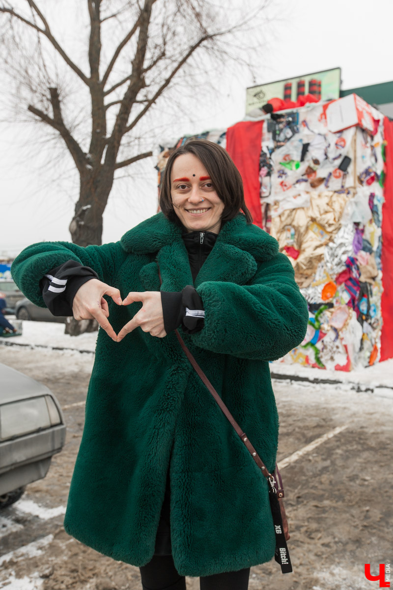 Эко-активисты не забывают о раздельном сборе мусора, даже когда владимирцы преподносят друг другу букеты и конфеты. Трэш-валентинка на Козловом валу и мусорный подарок тому пример