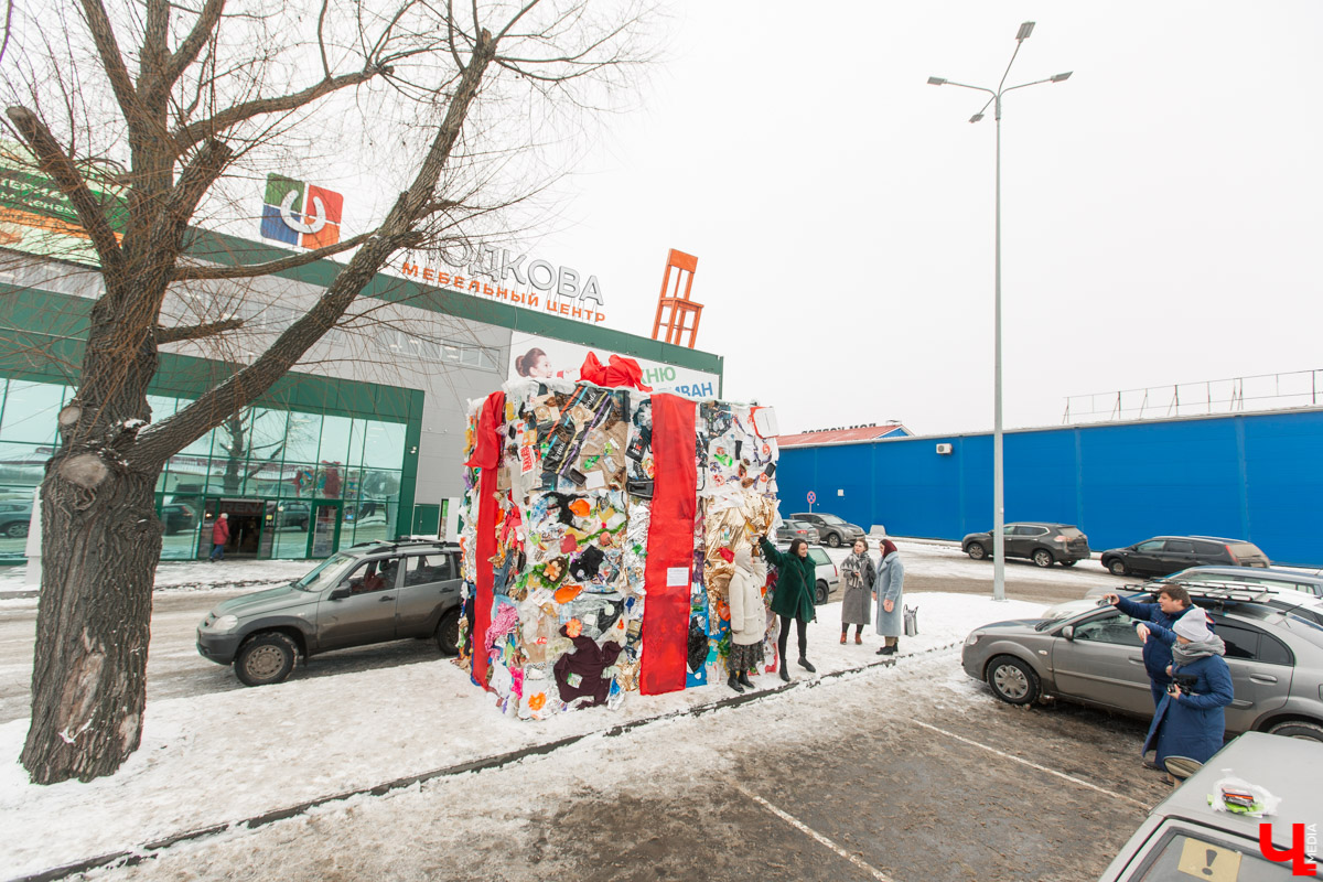 Эко-активисты не забывают о раздельном сборе мусора, даже когда владимирцы преподносят друг другу букеты и конфеты. Трэш-валентинка на Козловом валу и мусорный подарок тому пример