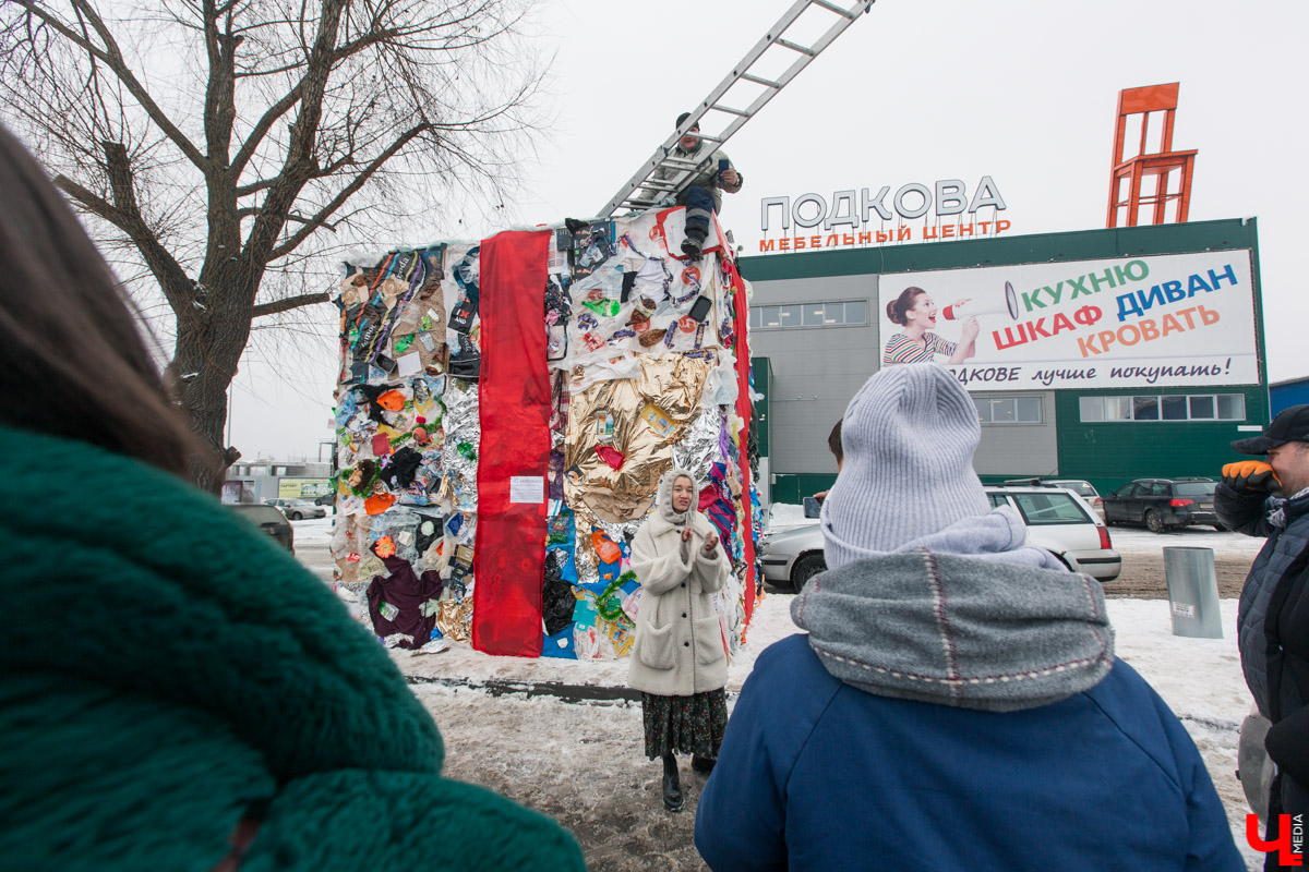 Эко-активисты не забывают о раздельном сборе мусора, даже когда владимирцы преподносят друг другу букеты и конфеты. Трэш-валентинка на Козловом валу и мусорный подарок тому пример