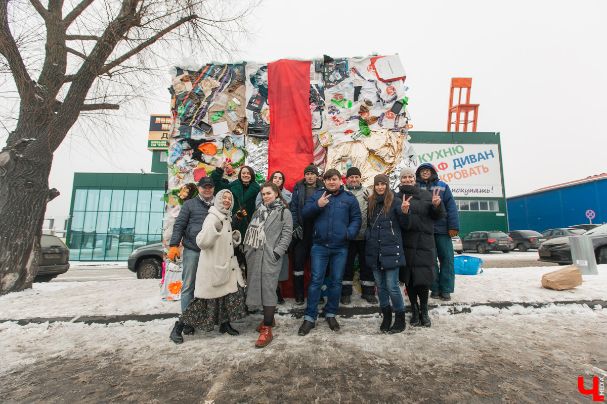 Эко-активисты не забывают о раздельном сборе мусора, даже когда владимирцы преподносят друг другу букеты и конфеты. Трэш-валентинка на Козловом валу и мусорный подарок тому пример