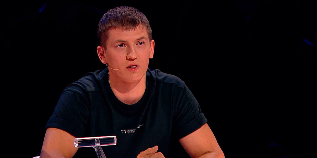 Как жюри юмористического шоу «Comedy Баттл» оценило владимирца Сархана Сафарли из «Заряда» и его очаровательное амплуа