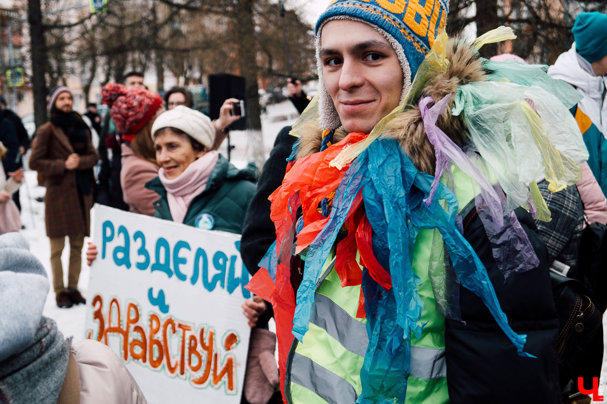 Во время митинга за раздельный мусор во Владимире участники принесли несортированный мусор и разбили по фракциям 10-метровую гидру из упаковки