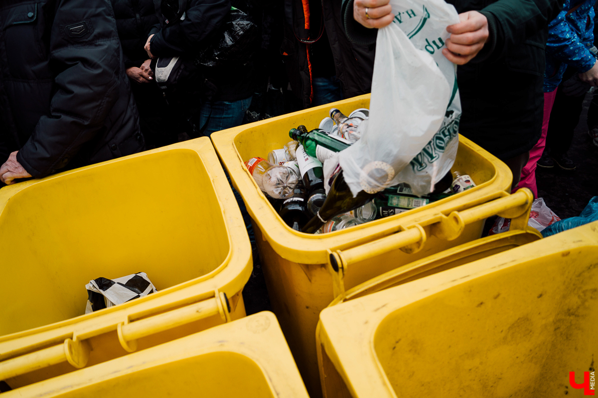 Во время митинга за раздельный мусор во Владимире участники принесли несортированный мусор и разбили по фракциям 10-метровую гидру из упаковки