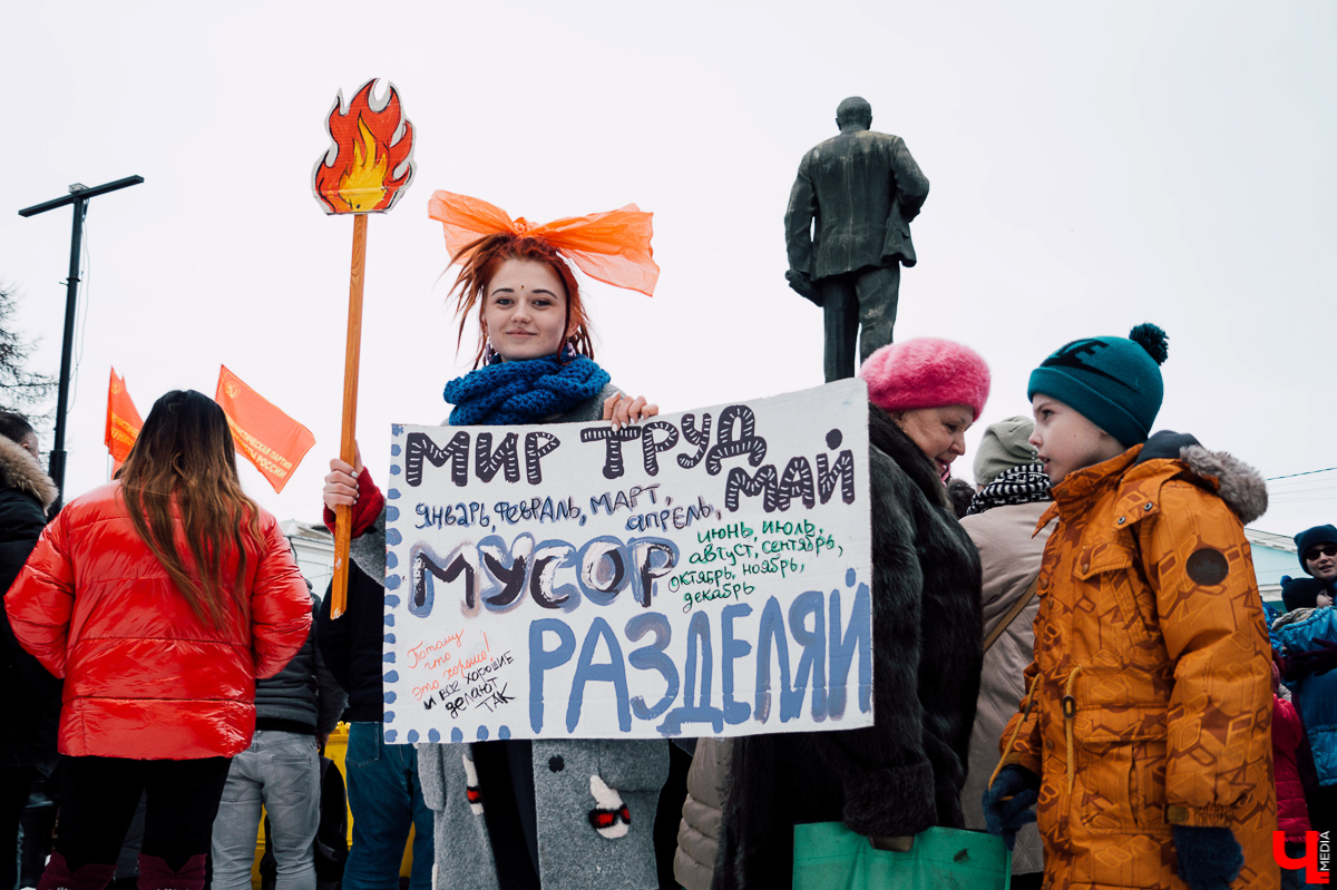 Во время митинга за раздельный мусор во Владимире участники принесли несортированный мусор и разбили по фракциям 10-метровую гидру из упаковки