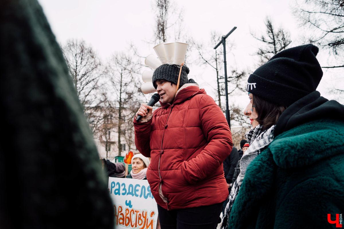 Во время митинга за раздельный мусор во Владимире участники принесли несортированный мусор и разбили по фракциям 10-метровую гидру из упаковки