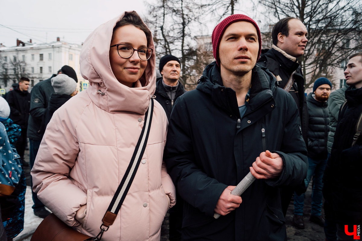 Во время митинга за раздельный мусор во Владимире участники принесли несортированный мусор и разбили по фракциям 10-метровую гидру из упаковки