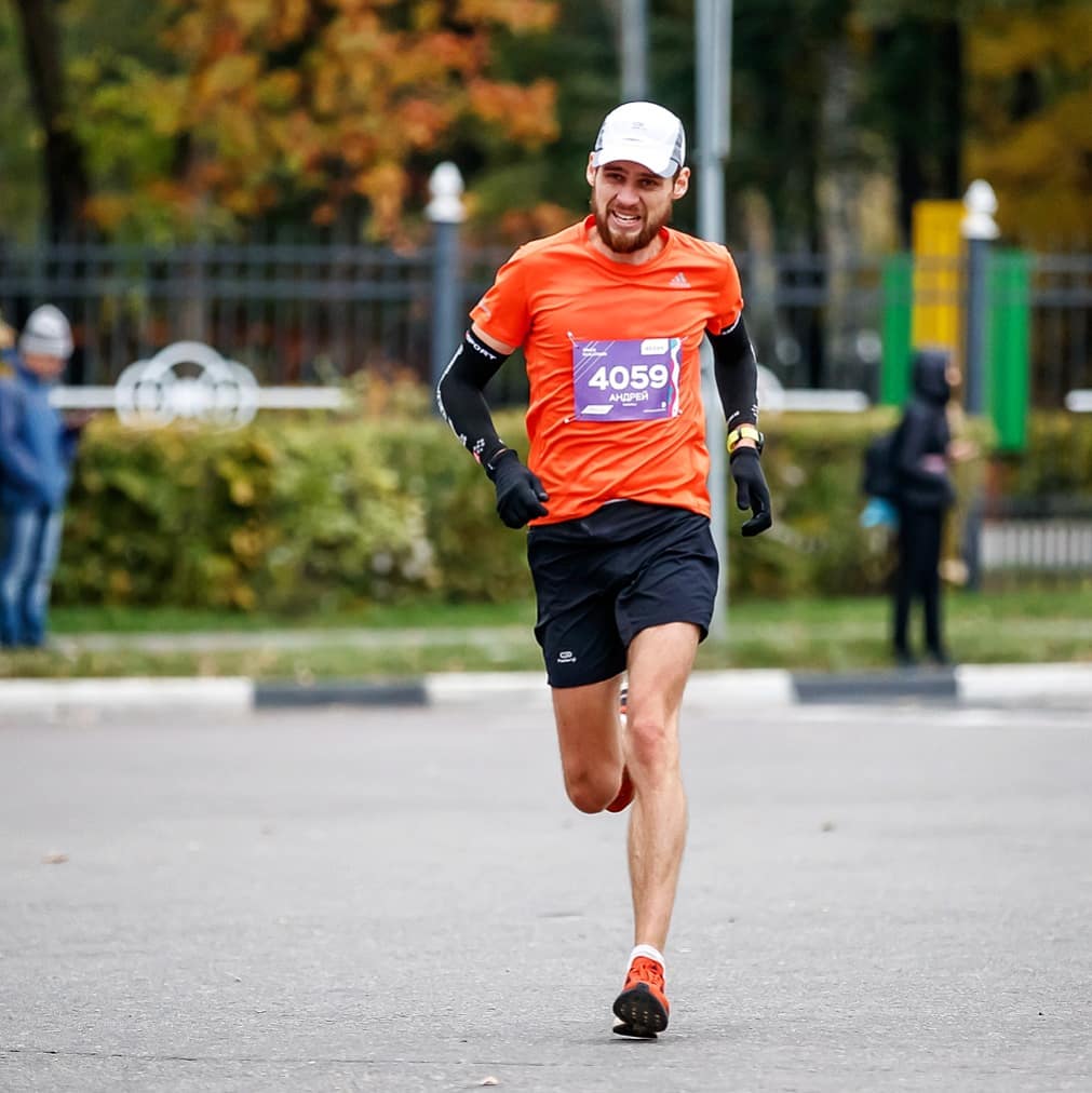 35-летний фотограф Андрей Бойнов рассказал, как и почему окунается в ледяную воду, не снимая коньки, преодолевает большие дистанции и встает ногами на острые гвозди