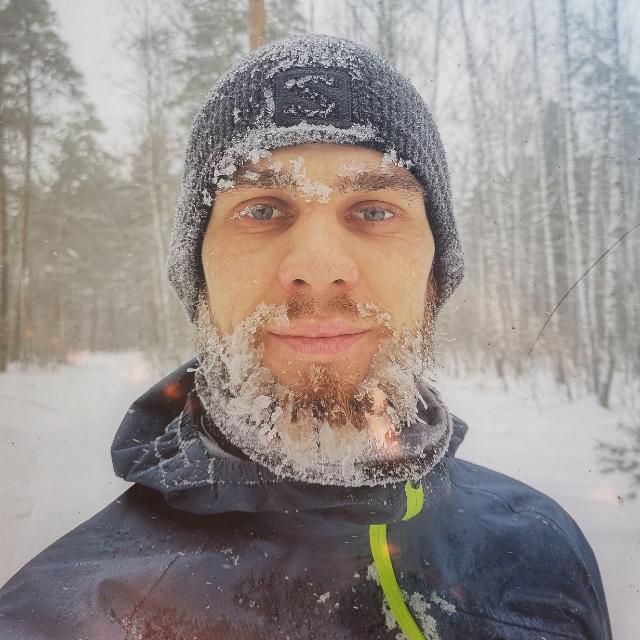 35-летний фотограф Андрей Бойнов рассказал, как и почему окунается в ледяную воду, не снимая коньки, преодолевает большие дистанции и встает ногами на острые гвозди