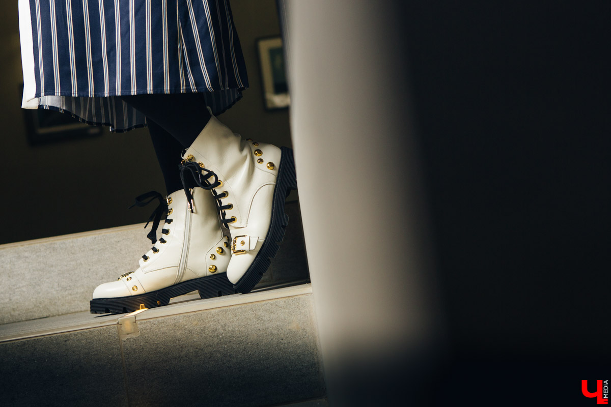 Владелец лофт-пространства «Фабрика» Анна Жукова любит сочетать разные стили в одежде, оставаясь при этом собой. Она носит платья-рубашки, кэжуал-свитера, а иногда и строгие костюмы