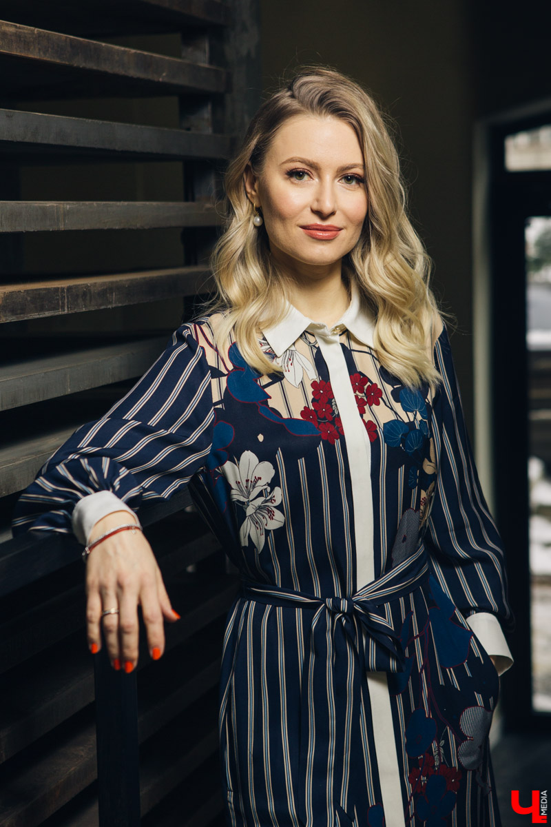 Владелец лофт-пространства «Фабрика» Анна Жукова любит сочетать разные стили в одежде, оставаясь при этом собой. Она носит платья-рубашки, кэжуал-свитера, а иногда и строгие костюмы