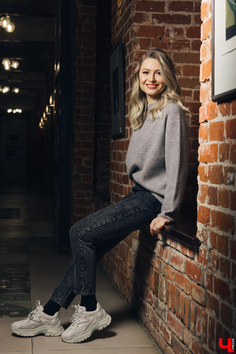 Владелец лофт-пространства «Фабрика» Анна Жукова любит сочетать разные стили в одежде, оставаясь при этом собой. Она носит платья-рубашки, кэжуал-свитера, а иногда и строгие костюмы