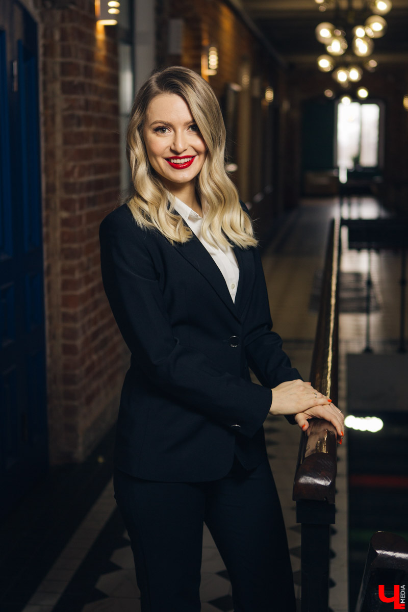 Владелец лофт-пространства «Фабрика» Анна Жукова любит сочетать разные стили в одежде, оставаясь при этом собой. Она носит платья-рубашки, кэжуал-свитера, а иногда и строгие костюмы