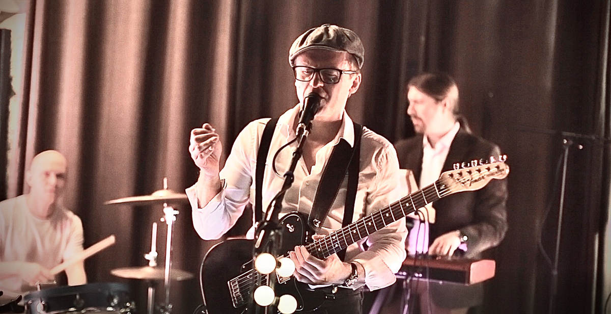 15 февраля в ДК «Grey Whale» группа «Буквы» выставила на суд публики песни из нового альбома