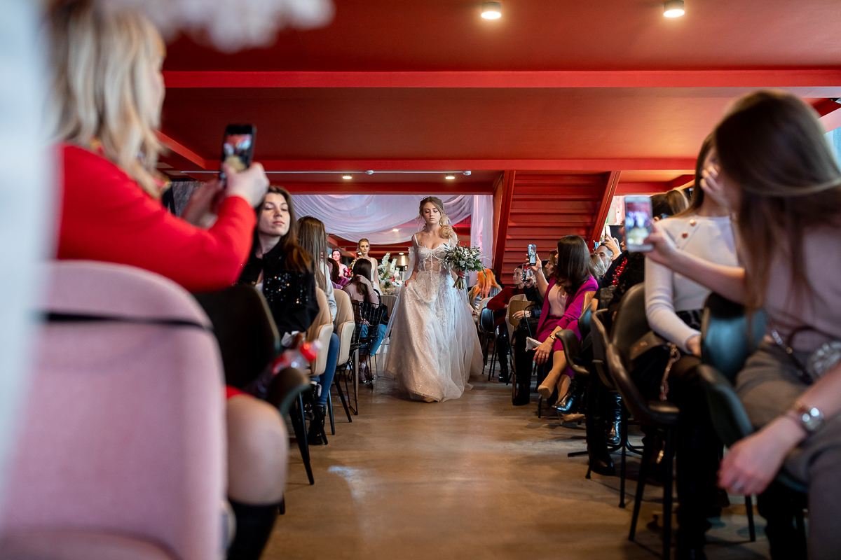 Воскресное утро 16 февраля прошло для владимирских невест особенно ярко и атмосферно. Ведь они посетили масштабный «Завтрак с невестой», который проходил в гастромаркете на Студеной. Вместе с организатором Анной Нестеровой выделяем хайлайты мероприятия