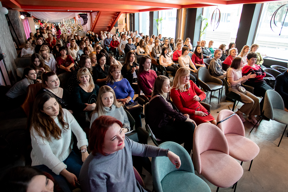 Воскресное утро 16 февраля прошло для владимирских невест особенно ярко и атмосферно. Ведь они посетили масштабный «Завтрак с невестой», который проходил в гастромаркете на Студеной. Вместе с организатором Анной Нестеровой выделяем хайлайты мероприятия