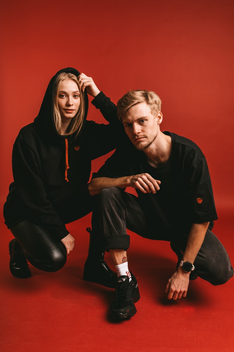 Возможно ли на постоянной основе изготавливать толстовки и футболки из вторично переработанных материалов? Например, из пластика или регенерированного волокна? Звучит, вроде бы, не очень. Но, оказывается, за этим будущее